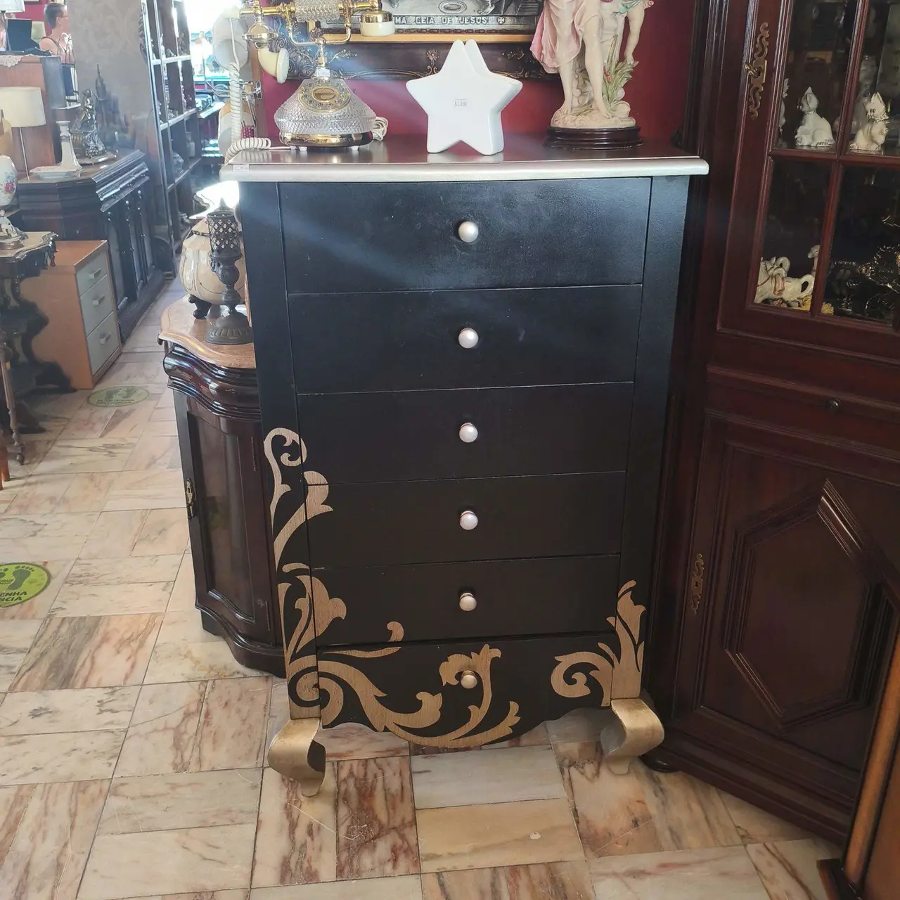 Cómoda Preta Cinza