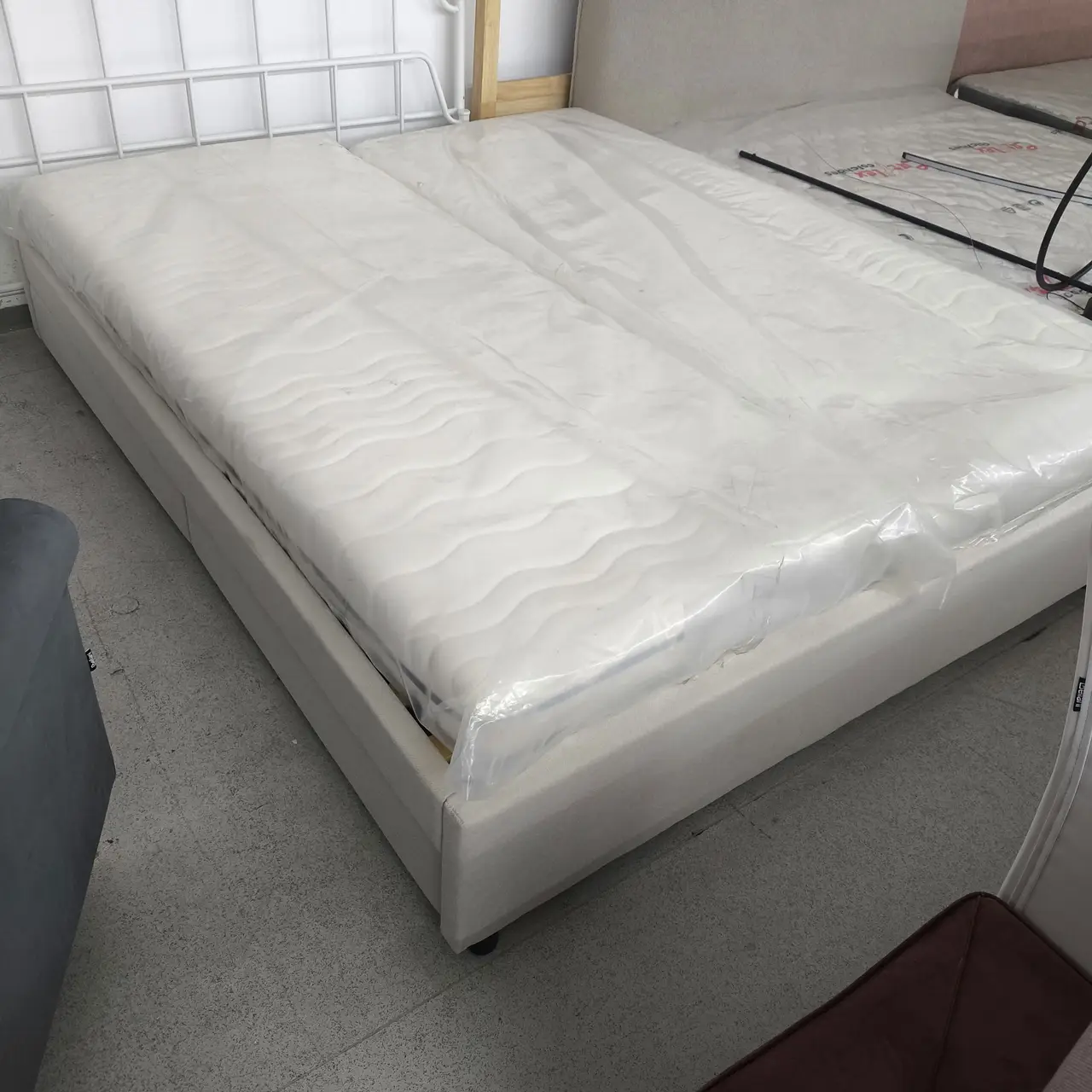 Cama estufada com Gavetas